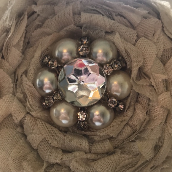 Ruff edged floral brooch in EUC 🌻 - Picture 4 of 7